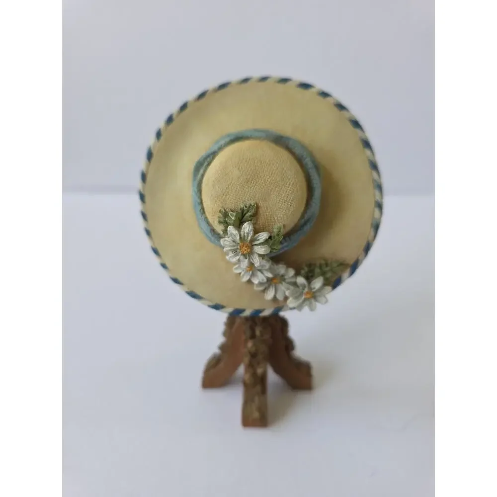 SANDY LYNAM CLOUGH COLLECT. SUZETTE DAISY BLUE STRIPE RESIN HAT WITH ROSE STAND
